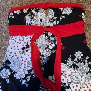 Women’s loose fitting tube top with red sash across the rib cage